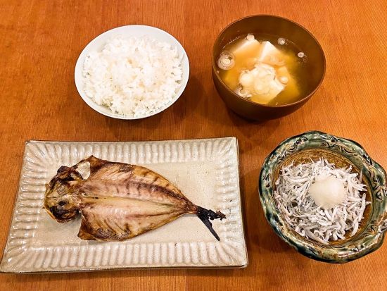 古都鎌倉のゲストハウス「Trawl（トロール）」で漁師に学ぶタコさばき体験とたこ焼き作り＆一棟貸し宿泊 しらす詰め合わせ等土産付き＜1泊2日／2～6名／鎌倉＞