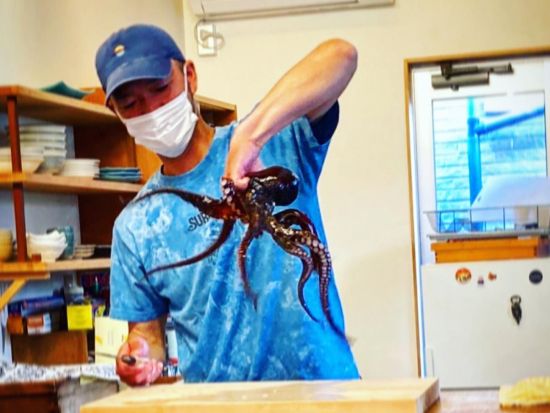 古都鎌倉のゲストハウス「Trawl（トロール）」で漁師に学ぶタコさばき体験とたこ焼き作り＆一棟貸し宿泊 しらす詰め合わせ等土産付き＜1泊2日／2～6名／鎌倉＞