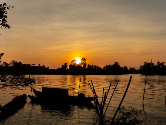 【貸切】 ナイトツアーメコン川クルーズ＆蛍鑑賞 日帰りツアー＜空港送迎無料／日本語ガイド／メコン川名物 夕食付＞