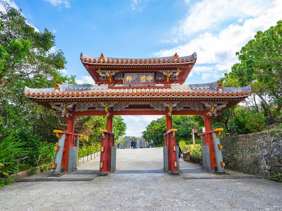 Japan_Okinawa_Shuri castle_gate_shutterstock_1029650044