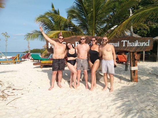 【サムイ発】ピンクのイルカウォッチングとタン島＆マッドサム島スピードボートツアー　＜終日／ホテル送迎付／日本語ガイド選択可／昼食付＞