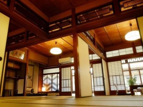 神宿る港町、美保関をローカルナビゲーターと訪ねる1泊2日　古き良き時代の息吹をそのままに 登録有形文化財「美保館」に泊まる＜朝食付／立ち呑みクーポン付／松江市＞