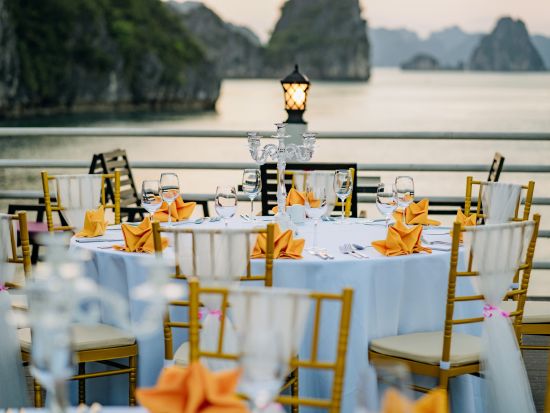 世界遺産ハロン湾1泊2日クルーズ「アテナ号」全室バルコニー付き！ワンランク上の5つ星客船に宿泊 