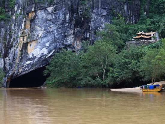 _Thien Canh Son Cave_shutterstock_342250343