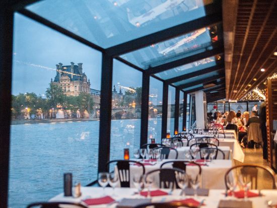 セーヌ川ディナークルーズ＋エッフェル塔（第2展望台）＋ムーラン・ルージュ（Moulin Rouge）＜18:45発／3コースディナー／ソルフェリーノ河川港集合＞