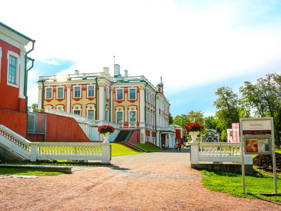 夏の離宮 カドリオルグ宮殿　半日観光ツアー ＜車＋ガイド貸切／タリン発＞