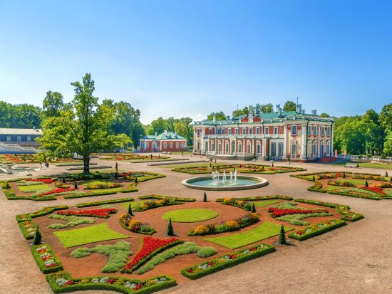 夏の離宮 カドリオルグ宮殿　半日観光ツアー ＜車＋ガイド貸切／タリン発＞