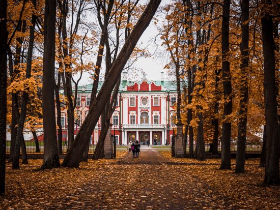 夏の離宮 カドリオルグ宮殿　半日観光ツアー ＜車＋ガイド貸切／タリン発＞