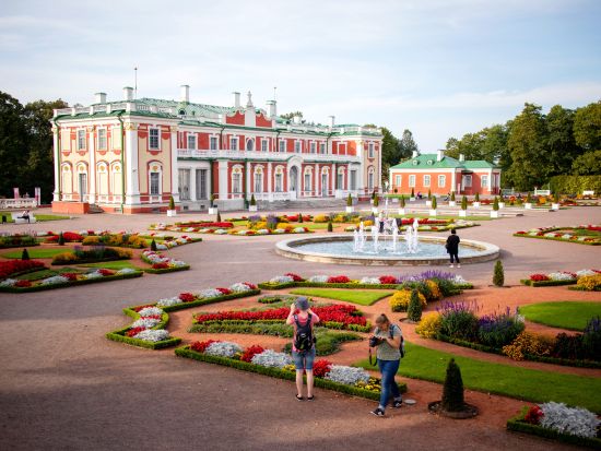夏の離宮 カドリオルグ宮殿　半日観光ツアー ＜車＋ガイド貸切／タリン発＞