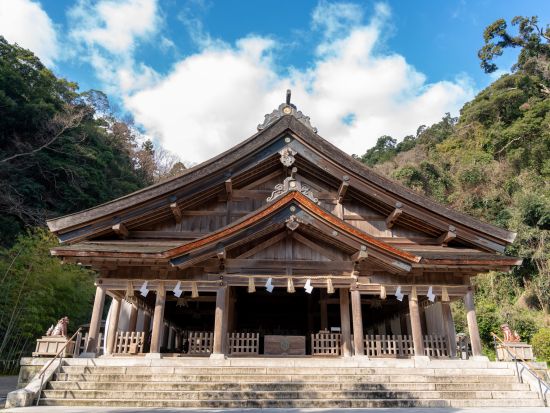 神宿る港町、美保関をローカルナビゲーターと訪ねる1泊2日　古き良き時代の息吹をそのままに 登録有形文化財「美保館」に泊まる＜朝食付／立ち呑みクーポン付／松江市＞