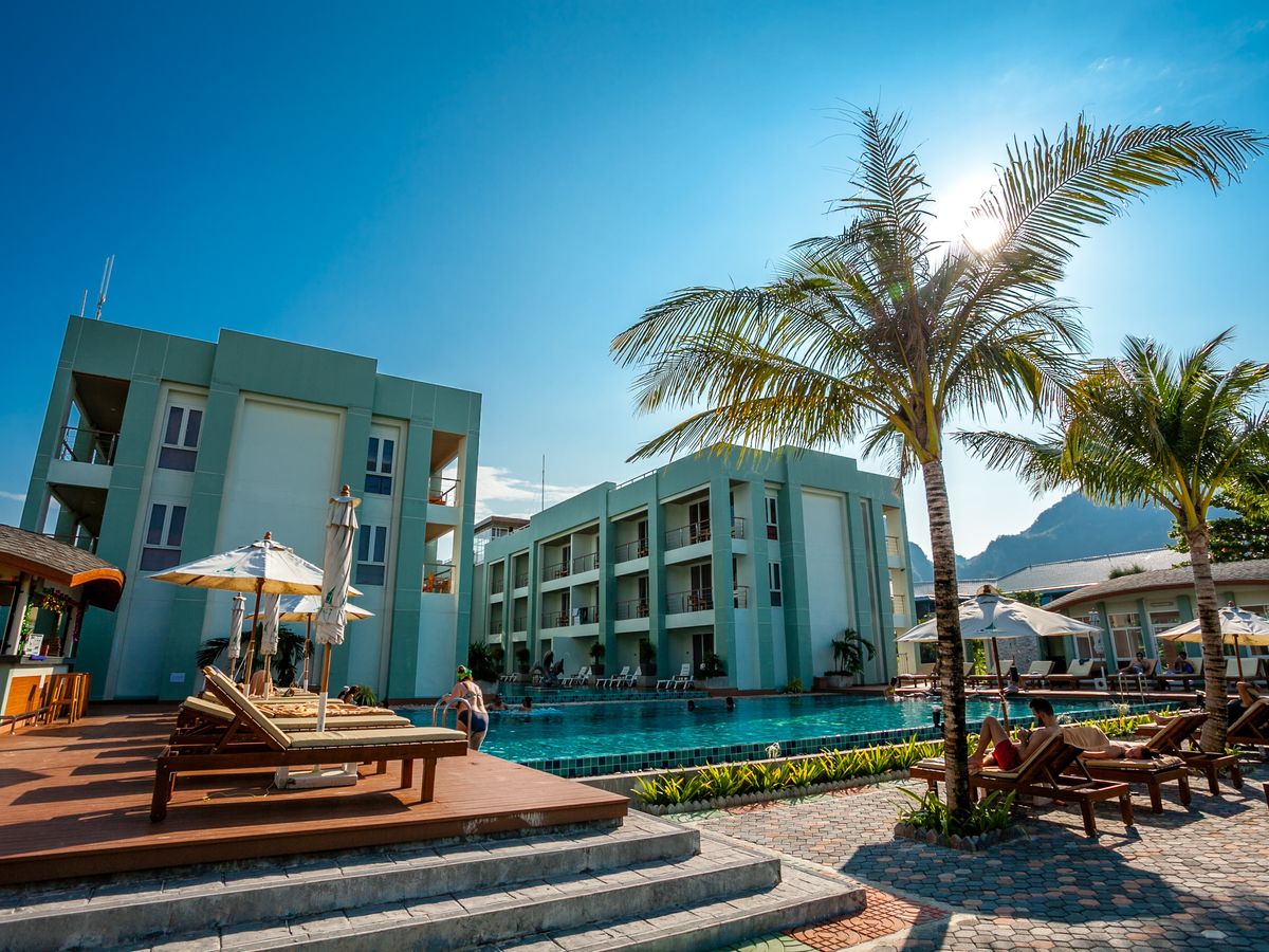 プーケット発ピピ島宿泊ツアー ビーチフロントホテルで憧れの楽園を