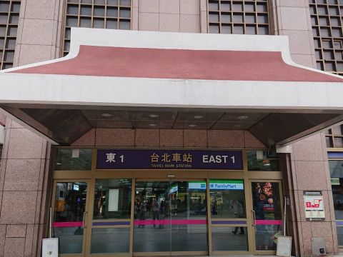 台北市内観光＋九份と十分の夜景満喫ツアー　故宮博物院＋中正紀念堂＋忠烈祠＜日本語ガイド／昼食付き／士林夜市で解散可＞