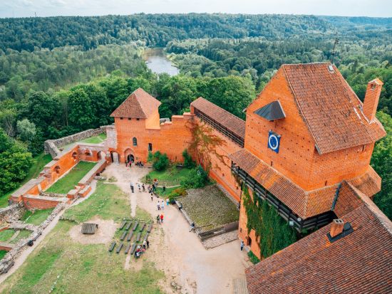 緑あふれるスィグルダ＆古都ツェースィス　日帰り観光ツアー ＜車＋ガイド貸切／リーガ発＞