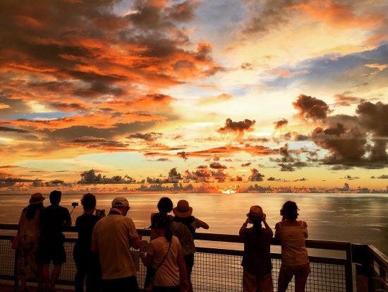 【人気日本人ガイド完全貸切】夕方から楽しむ凝縮ツアー　恋人岬夕日観賞＆選べる人気ローカルレストランディナー＆夜景と星空観賞＆Kマートショッピング