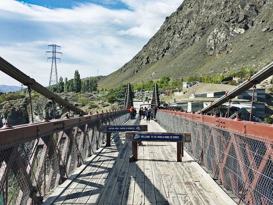 商業用バンジージャンプが行われたカワラウ川の吊り橋