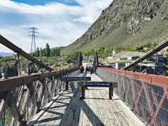 商業用バンジージャンプが行われたカワラウ川の吊り橋