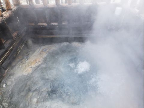 登別の森スノーシュー体験 大湯沼や奥の湯をのぞみ、大湯沼川天然足湯で足湯もできちゃう♪＜1～2月／ウェアレンタルあり／登別温泉街送迎＞