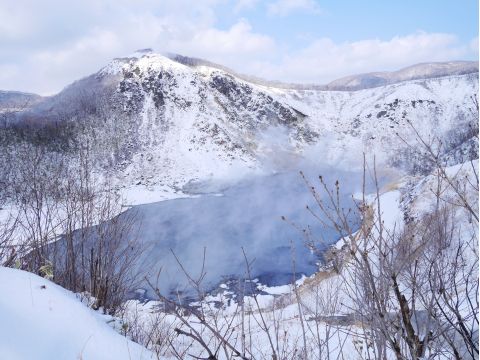 登別の森スノーシュー体験 大湯沼や奥の湯をのぞみ、大湯沼川天然足湯で足湯もできちゃう♪＜1～2月／ウェアレンタルあり／登別温泉街送迎＞