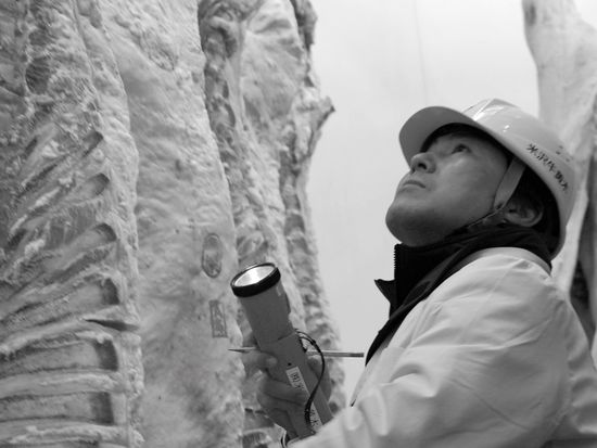 17240-021_米沢牛黄木_代表取締役　黄木　枝肉市場目利き風景_B