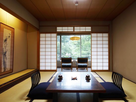 【東京駅発】箱根湯本温泉行きツアー 限定特急踊り子号＋吉池旅館1泊2日 旧岩崎弥之助別邸庭園「山月園」と吉池三献日本料理コース 予約と同時に座席指定！