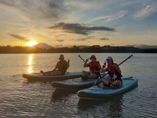 サンライズSUP体験　早朝から出発して朝日鑑賞を楽しもう　シュノーケリング体験付き＜英語ガイド／コタキナバル発＞