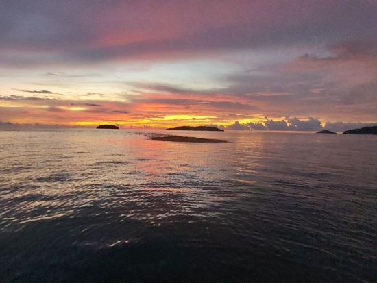 サンライズSUP体験　早朝から出発して朝日鑑賞を楽しもう　シュノーケリング体験付き＜英語ガイド／コタキナバル発＞