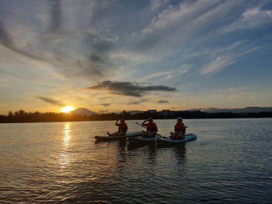 朝からたっぷり満喫！　サンライズSUP体験＆ロッカウィ動物園ツアー　シュノーケリング体験付き＜半日／英語ガイド／コタキナバル発＞
