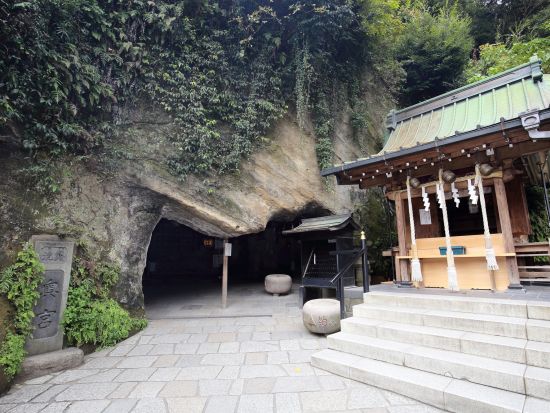 鎌倉生まれ鎌倉育ちのベテランガイド ミラクルミホの鎌倉散歩！銭洗弁天で正式参拝方法を伝授  鶴岡八幡宮などアレンジ自由なプライベートツアー＜1日／鎌倉駅発＞