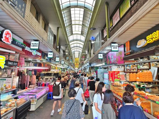 ソウル市内観光ツアー　人気エリア「江南＆弘大」凝縮！ソウルスカイ展望台＋ピョルマダン図書館＋望遠市場＋弘大＋国立中央博物館＜午前・1日／日本語ガイド／明洞解散＞