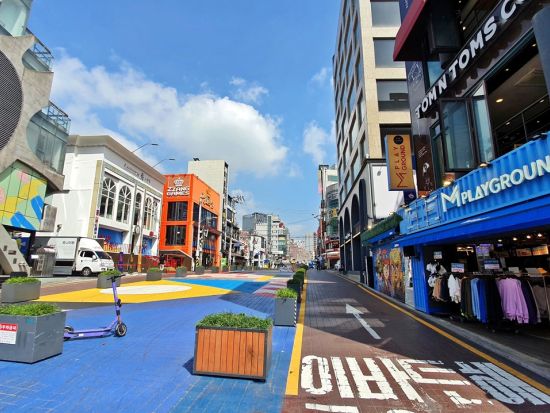 ソウル市内観光ツアー　人気エリア「江南＆弘大」凝縮！ソウルスカイ展望台＋ピョルマダン図書館＋望遠市場＋弘大＋国立中央博物館＜午前・1日／日本語ガイド／明洞解散＞