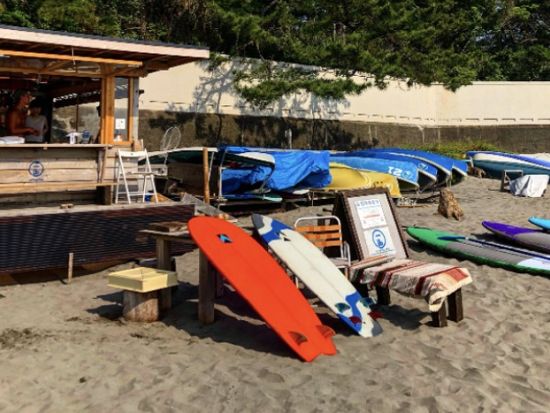 湘南・葉山 サーフィン体験 レンタルまたは経験豊富なローカルサーファーのレッスン付きプランも！＜半日／一色海岸＞by 一色BASE