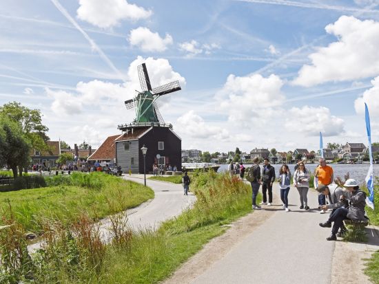 ザーンセ・スカンスの風車村　観光ツアー ＜チーズ試食付き／英語ガイド／アムステルダム発＞