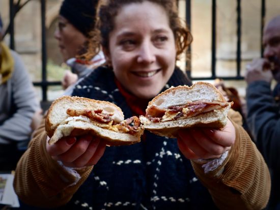 ロンドン食べ歩き7か所！人気のバラ・マーケットとパブを巡る ロンドンブリッジ グルメ＋観光ウォーキングツアー＜英語／少人数制／３時間＞