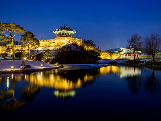 ソウル郊外観光ナイトツアー　世界遺産水原華城のライトアップ＋夜景鑑賞＋夏季限定！水原華城行宮見学ができる夜間入場プランあり＜日本語ガイド／明洞往復送迎＞