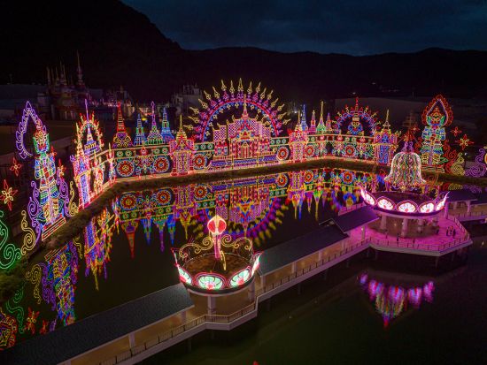 カーニバルマジックプーケット入場券　華やかな光に包まれたタイ・スタイルのカーニバルを堪能＜往復シャトル＞