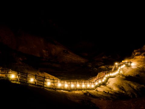 夜の地獄谷ウオーキングツアー～鬼火の路コース～立ち上る白煙と山肌を照らす燈り、荒々しい地獄谷と満天の星空を体験＜登別温泉お迎え／登別市＞