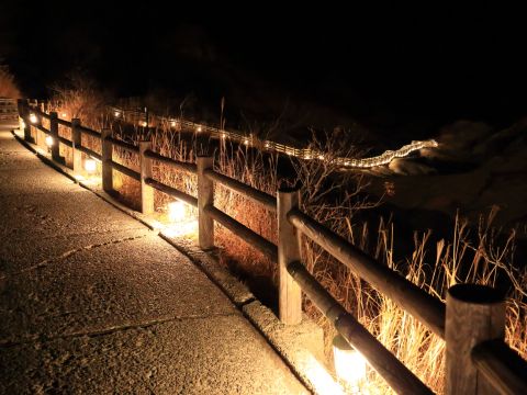 夜の地獄谷ウオーキングツアー～鬼火の路コース～立ち上る白煙と山肌を照らす燈り、荒々しい地獄谷と満天の星空を体験＜登別温泉お迎え／登別市＞