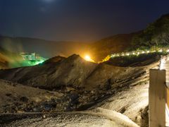 夜の地獄谷ウオーキングツアー～鬼火の路コース～立ち上る白煙と山肌を照らす燈り、荒々しい地獄谷と満天の星空を体験＜登別温泉お迎え／登別市＞