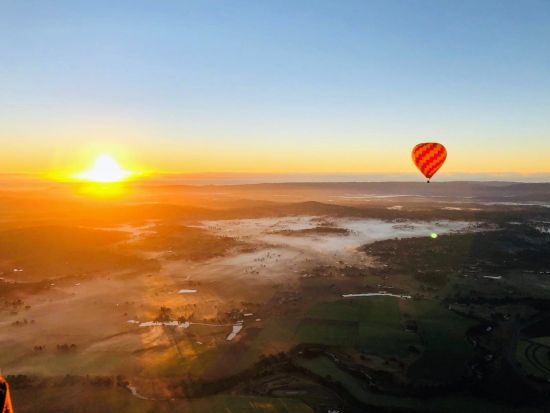【2026年1月1日限定】熱気球遊覧飛行「初日の出」鑑賞ツアー　空を赤く染める感動の絶景で新年の幕開け！＜午前／英語ガイド／ケアンズ市内発着＞