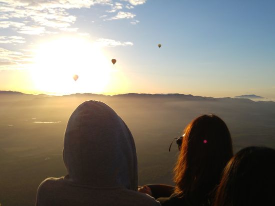 【2026年1月1日限定】熱気球遊覧飛行「初日の出」鑑賞ツアー　空を赤く染める感動の絶景で新年の幕開け！＜午前／英語ガイド／ケアンズ市内発着＞
