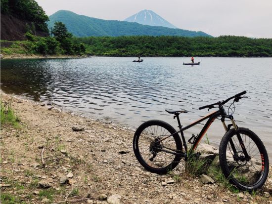 地元ガイドの案内で行く！西湖一周サイクリングツアー　豊かな自然が数多く残るコースを満喫！＜富士河口湖町西湖＞