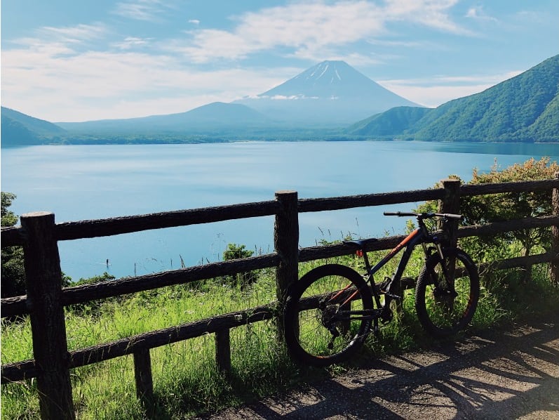 地元ガイドの案内で行く！本栖湖一周サイクリングツアー 千円札にも描かれた富士山の風景を楽しむコース＜富士河口湖町本栖＞ |  山梨の観光&遊び・体験・レジャー専門予約サイト VELTRA(ベルトラ)