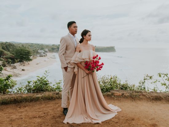 ウェディングフォト　スタイリッシュなビーチフォトツアー　新婦様ヘア＆メイク込み ＜午後／⽇本語対応＞