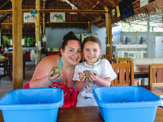 【クラビ発】アオナン・エレファント・サンクチュアリ半日ツアー　餌づくり・餌やり・マッドスパ・水浴びを体験＜午前・午後／英語ガイド＞