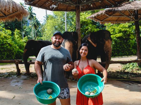 【クラビ発】アオナン・エレファント・サンクチュアリ半日ツアー　餌づくり・餌やり・マッドスパ・水浴びを体験＜午前・午後／英語ガイド＞