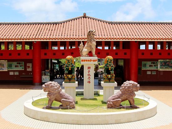 沖縄南部1日周遊バスツアー　ニライカナイ橋＋新原ビーチ＋おきなわワールド＋瀬長島ウミカジテラス ＜那覇発＞の写真3