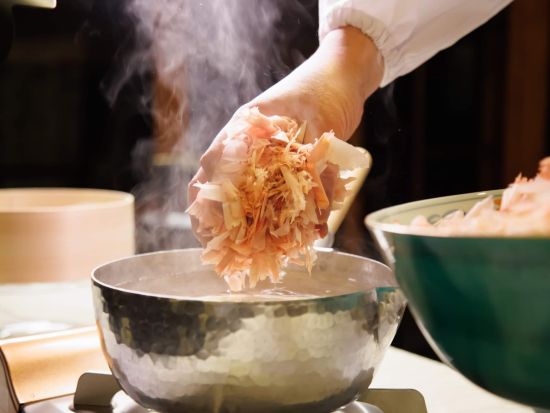 京都に100年続く老舗料亭「京料理 さくらい」三代目店主から教わる「おだし」作り体験　京料理の真髄や歴史も学べる！＜1時間半～2時間／京都市北区＞