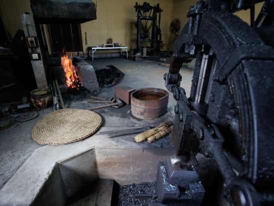 刀匠に教わるオリジナル小刀作り 京都の鍛刀場「将大鍛刀場」で刀鍛冶の仕事を体験 選べる4コース ＜約4～8時間／亀岡市＞