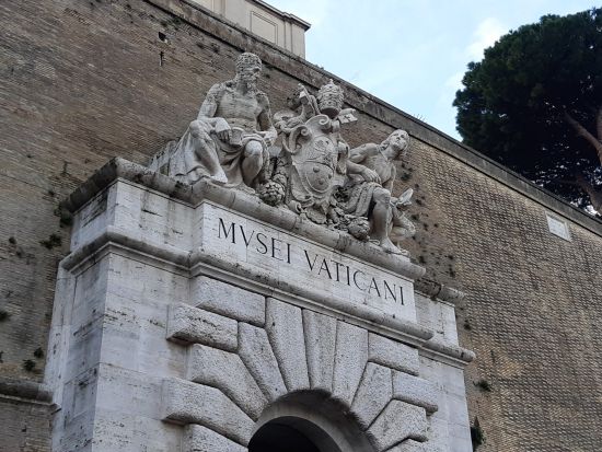 【優先入場＆特別通路利用】ヴァチカン美術館＋システィーナ礼拝堂＋サン・ピエトロ大聖堂見学ツアー ＜約3時間／日本語ガイド＞by Mybus