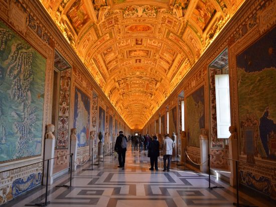 ヴァチカン美術館＋コロッセオ入場＋名所観光　人気王道スポットを巡るローマ1日観光＜貸切／日本語ガイド／専用車／昼食付き＞by Mybus